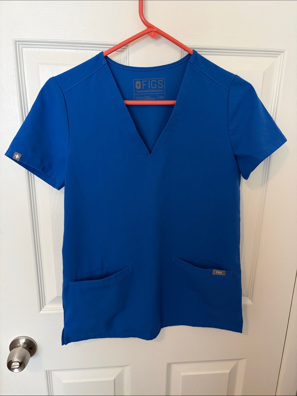 Figs Casma Three-Pocket V-Neck Scrub Top in Blue